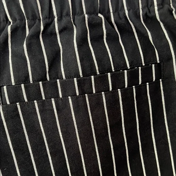 Forever 21 Men’s Black and White Pinstriped Flat Front Shorts 2XL - Picture 4 of 6